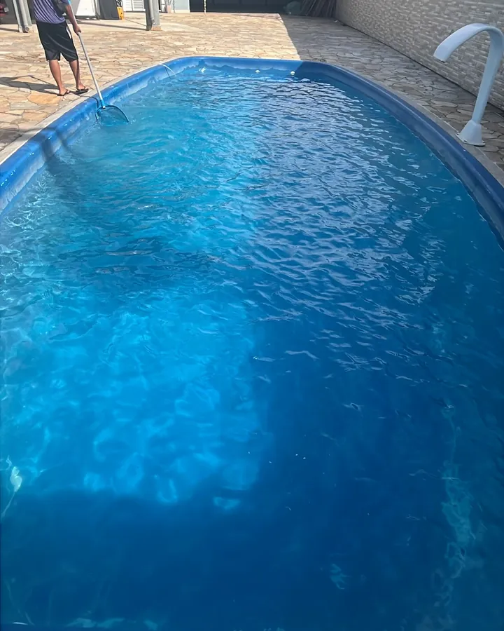 Piscina azul cristalina
