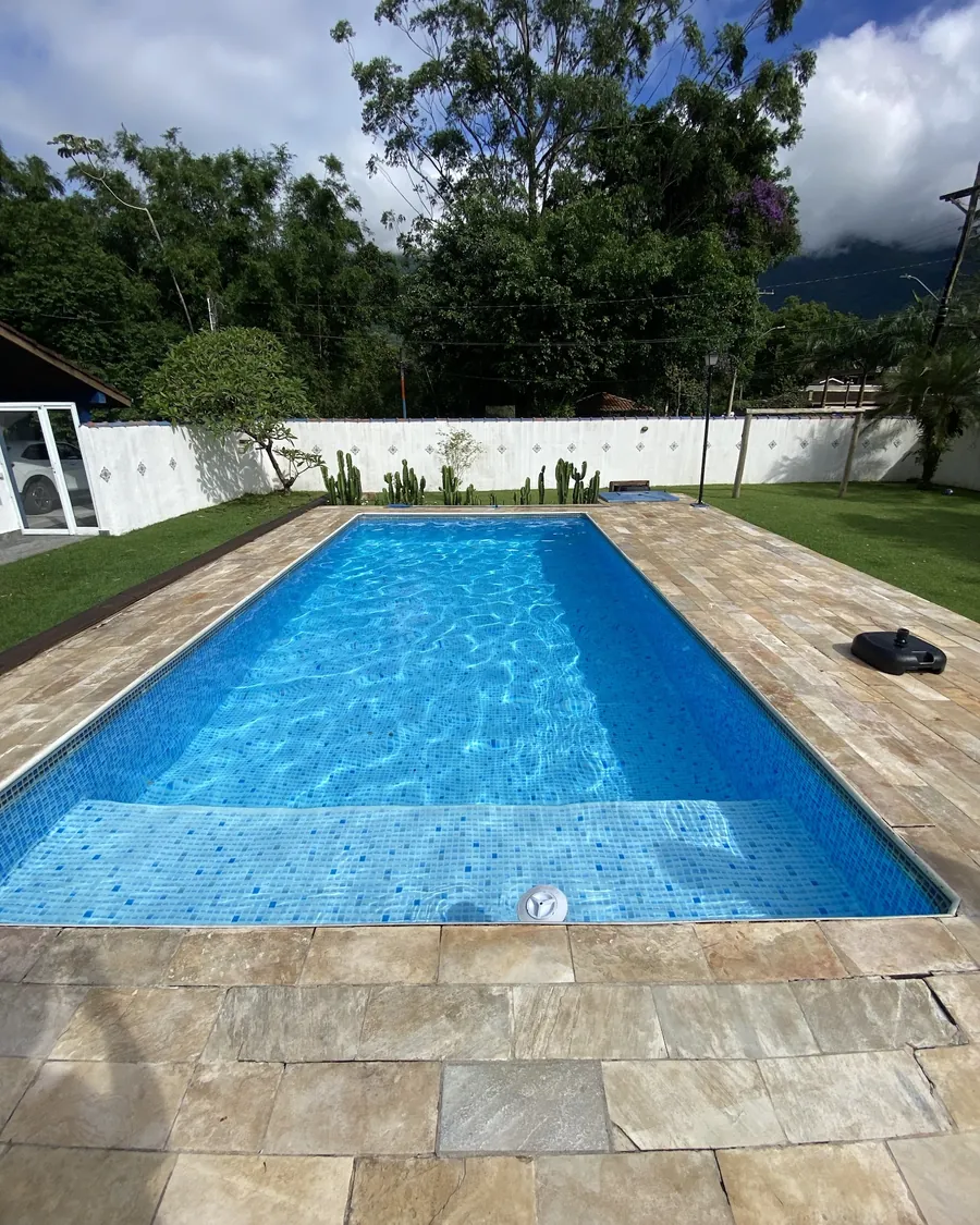 Piscina azul atendida pela LFA em Caraguatatuba